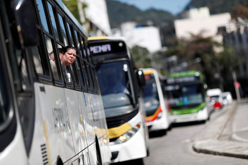Gasto das famílias com transporte supera despesas com alimentação pela 1ª vez, diz IBGE