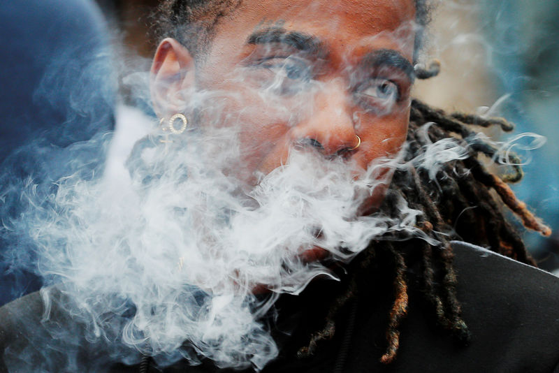 © Reuters. A demonstrator vapes during a protest in Boston