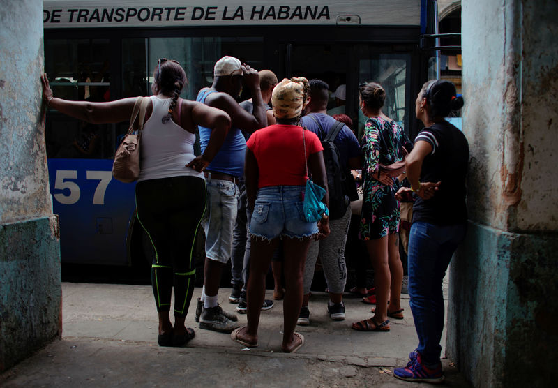 © Reuters. People wait for public transportation in Havana