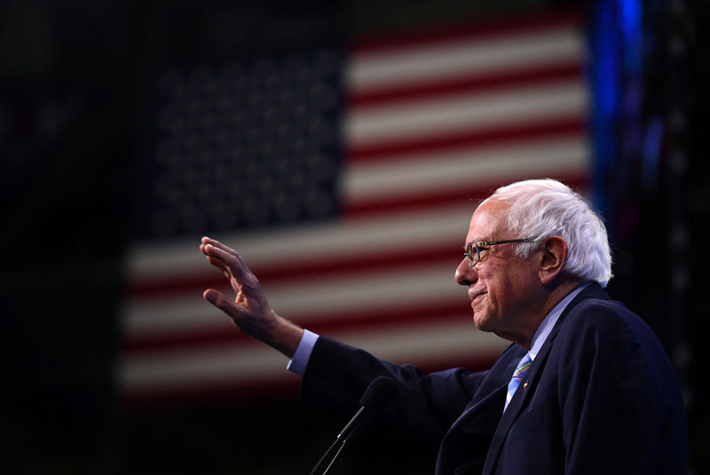 © Reuters. FILE PHOTO: Democratic 2020 U.S. presidential candidate and U.S. Senator Bernie Sanders (D-VT) takes the stage at the New Hampshire Democratic Party state convention in Manchester