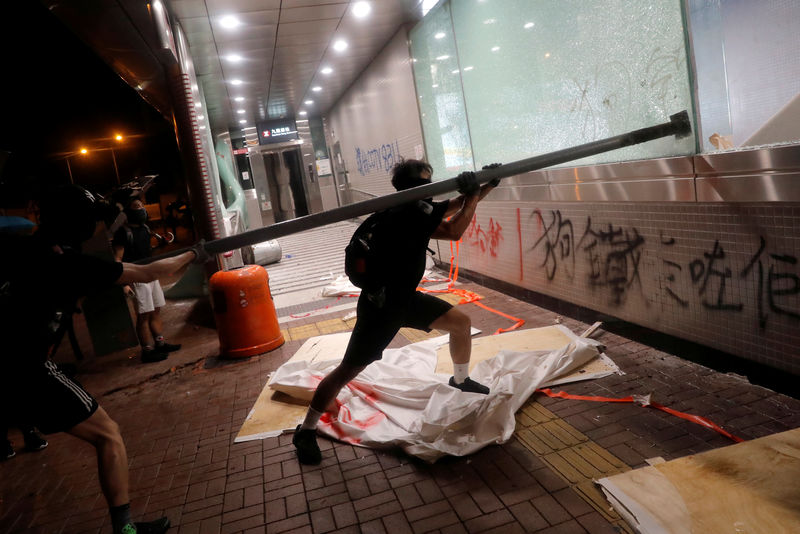 Soldados chineses em Hong Kong fazem alerta a manifestantes em meio a agitações