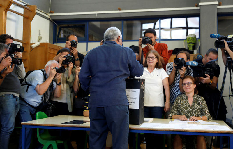 Portugueses vão às urnas e Partido Socialista, do primeiro-ministro, é favorito