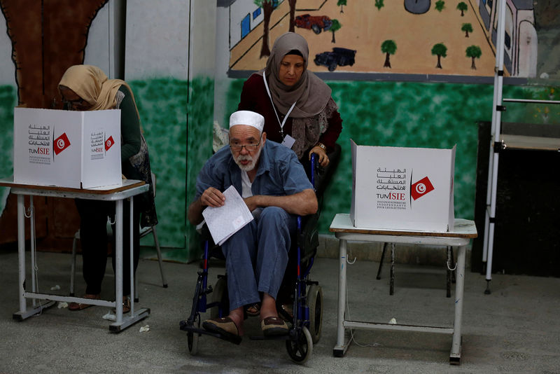 © Reuters. إغلاق مراكز الاقتراع في تونس ومؤشرات على ضعف الإقبال