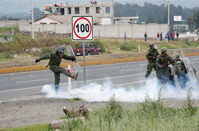 Governo do Equador realiza operações para conter altas de preços após medidas para combustíveis