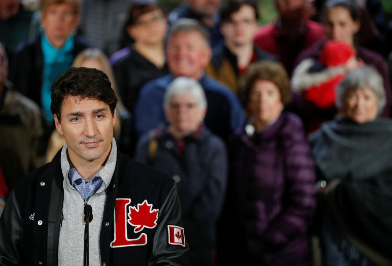 © Reuters. Liberal leader and Canadian Prime Minister Justin Trudeau attends a press conference after a tree planting during an election campaign visit to Plainfield