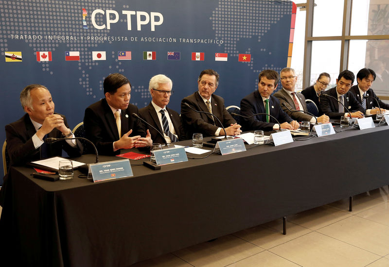 © Reuters. FILE PHOTO: Representatives of the countries members of TPP trade deal, take part in a news conference at the Ministry of Foreign Affairs in Santiago