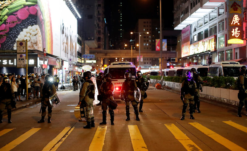 © Reuters. Riot police officers patrol streets as anti-government protesters gather in Mong Kok district, Hong Kong