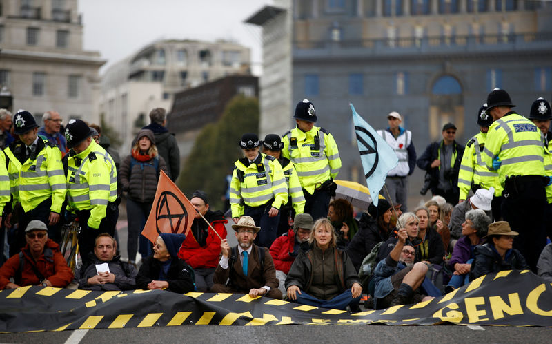 شرطة لندن تعتقل 135 من المحتجين على تغير المناخ