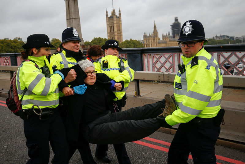 Polícia de Londres prende 135 ativistas do clima em início de protesto