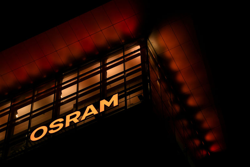 © Reuters. FILE PHOTO: The logo of German lighting manufacturer Osram is illuminated
