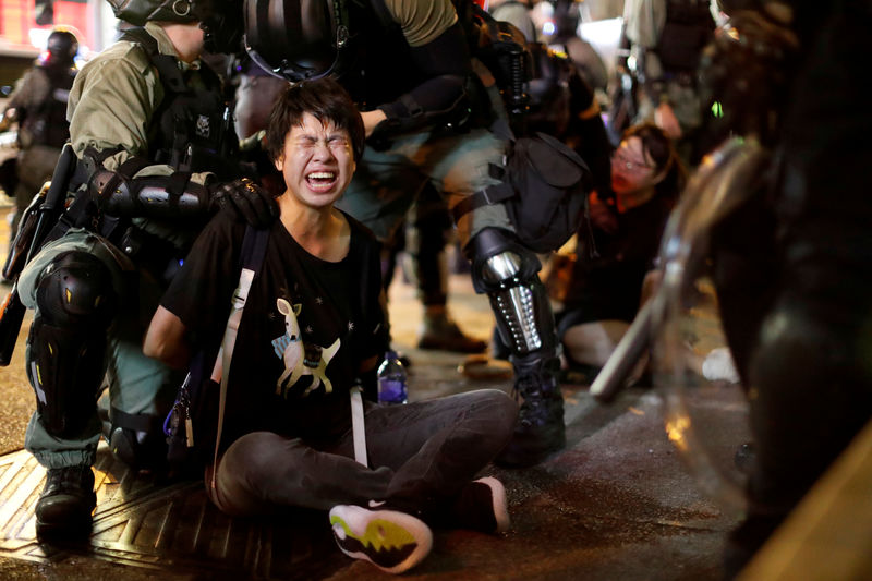 Polícia de Hong Kong faz demonstração de força nas ruas e é vaiada por moradores