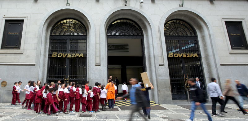 Ibovespa cai a menor nível em mais de um mês; bancos pesam
