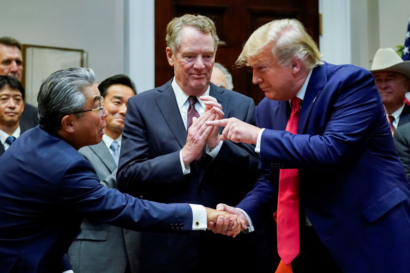 © Reuters. U.S. President Donald Trump holds signing ceremony for the U.S.-Japan Trade Agreement at White House in Washington