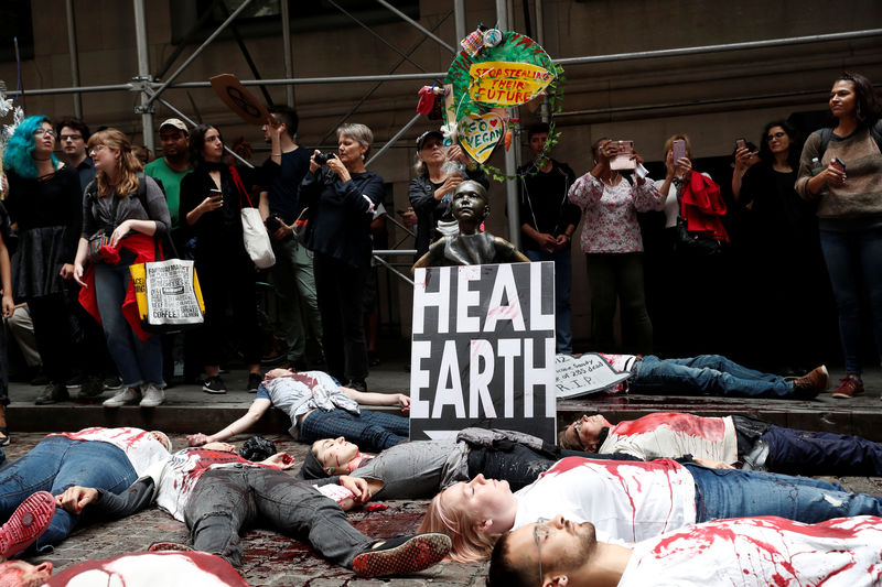 Manifestantes bloqueiam ruas ao redor do mundo contra mudança climática e alertam para emergência