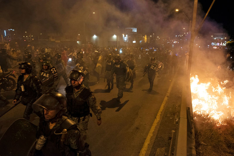 © Reuters. Protests against Ecuador's President Lenin Moreno's austerity measures, in Duran