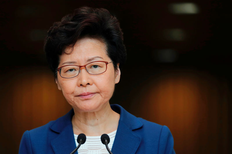 زعيمة هونج كونج تقول لا خطط لاستخدام صلاحيات الطوارئ