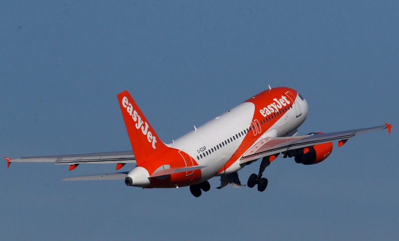 © Reuters. A Easy Jet Airbus A319 plane takes off from the Nantes-Atlantique airport in Bouguenais near Nantes