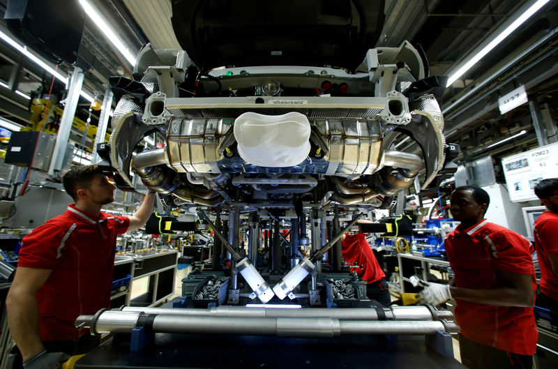 © Reuters. FILE PHOTO: Employees of German car manufacturer Porsche work on a sports car at the Porsche factory in Stuttgart-Zuffenhausen