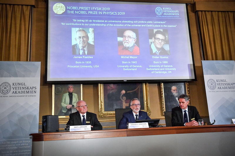 © Reuters. LE NOBEL DE PHYSIQUE DÉCERNÉ AUX ASTRONOMES PEEBLES, MAYOR ET QUELOZ