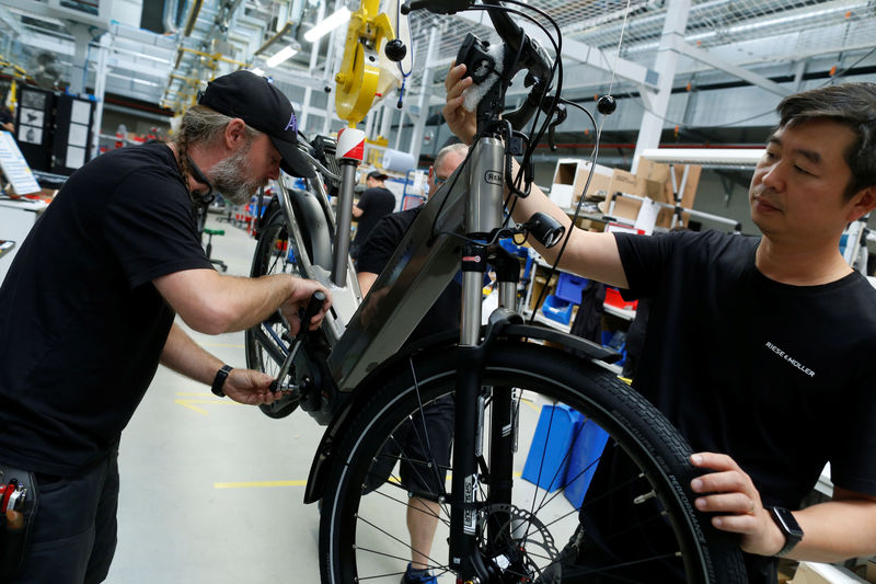 © Reuters. Trabalhadores em fábrica de bicicleta na Alemanha