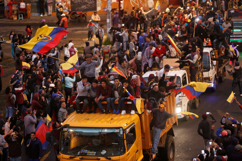 © Reuters. Manifestantes aplauden la llegada de indígenas para respaldar las protestas contra las medidas de austeridad del gobierno del presidente de Ecuador, Lenin Moreno, en Quito.