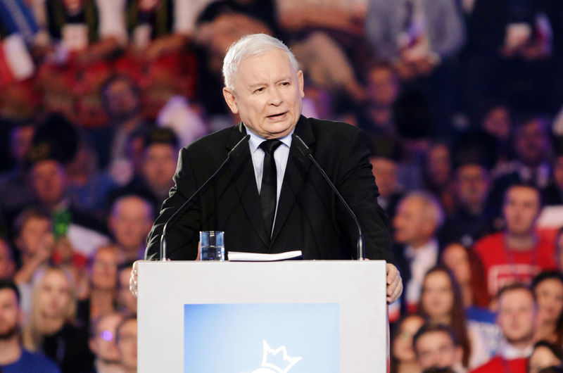 © Reuters. FILE PHOTO: Poland's Law and Justice leader Jaroslaw Kaczynski speaks during a party convention in Lublin