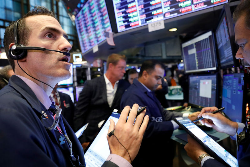© Reuters. 米国株式市場は大幅安、中国当局者へのビザ規制を嫌気