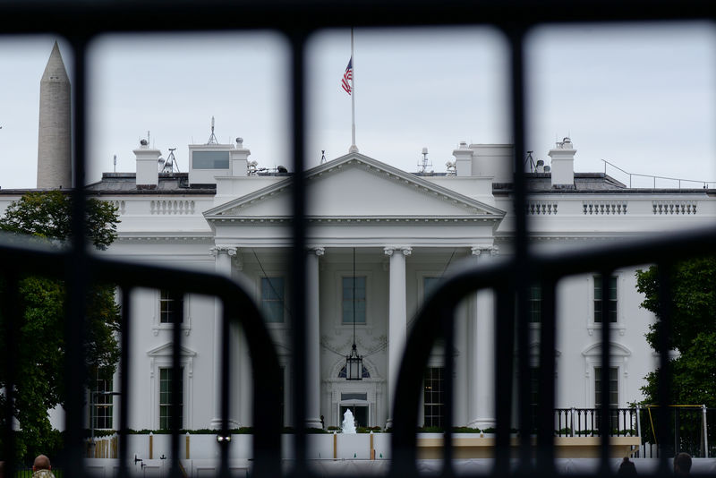 © Reuters. FILE PHOTO:  The White House is seen through a metal gate in Washington