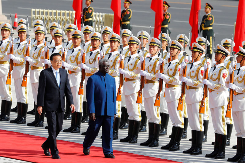 © Reuters. Solomon Islands Prime Minister Manasseh Sogavare reviews the honour guard during a welcome ceremony with Chinese Premier Li Keqiang outside the Great Hall of the People in Beijing