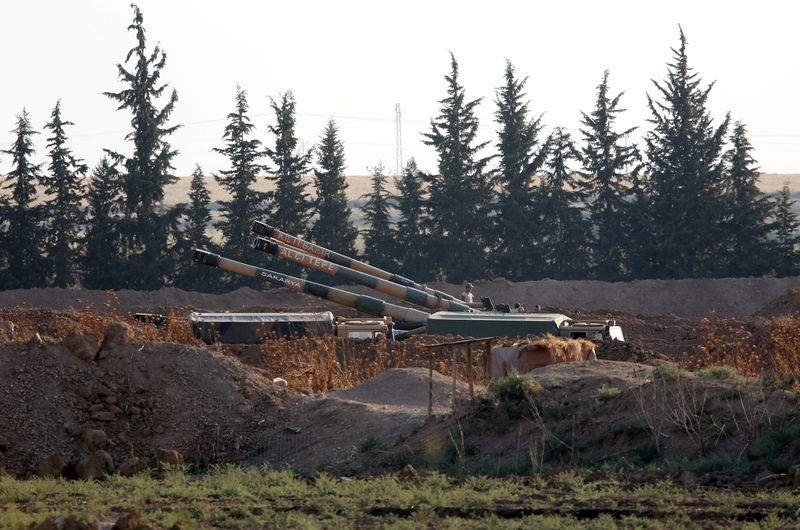 © Reuters. Los obuses del ejército turco situados en la frontera turco-siria, cerca de la ciudad sudoriental de Akcakale, en la provincia de Sanliurfa, Turquía, el 7 de octubre de 2019