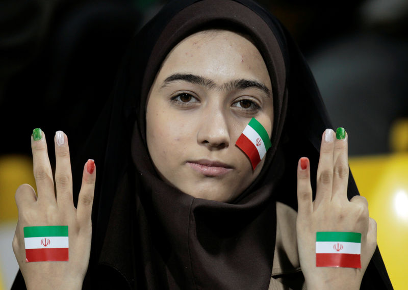 © Reuters. FILE PHOTO: An Iran fan gestures before their 2011 Asian Cup Group D soccer match against United Arab Emirates at Qatar Sports Club stadium in Doha