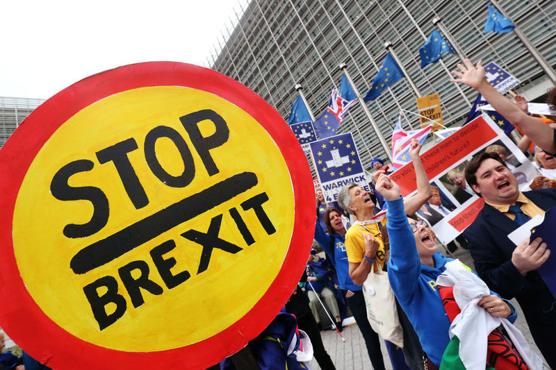 Ativistas anti-Brexit clamam vitória após adiamento de decisão de tribunal escocês