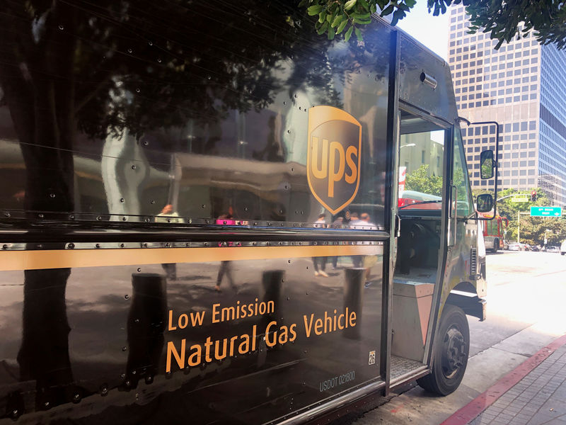 © Reuters. A natural gas-powered UPS delivery van is shown in downtown Los Angeles, California, U.S.