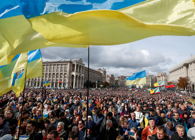 © Reuters. People attend a rally against approval of peace proposals for eastern Ukraine
