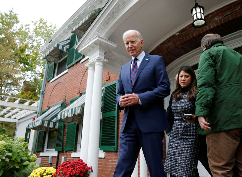 © Reuters. Democratic 2020 U.S. presidential candidate and former Vice President Joe Biden leaves a campaign town hall meeting in Rochester