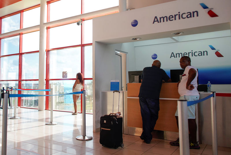 © Reuters. La gente está parada en la oficina de American Airlines en el Aeropuerto Internacional José Martí en La Habana.