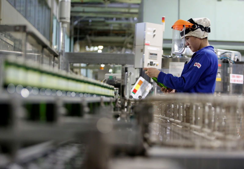 © Reuters. FILE PHOTO: Employee works at Japanese brewer Kirin Holdings' factory in Toride