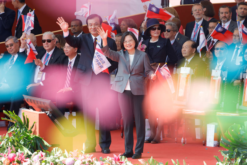 © Reuters. Taiwan's President Tsai Ing-wen waves during Taiwan's National Day in Taipei