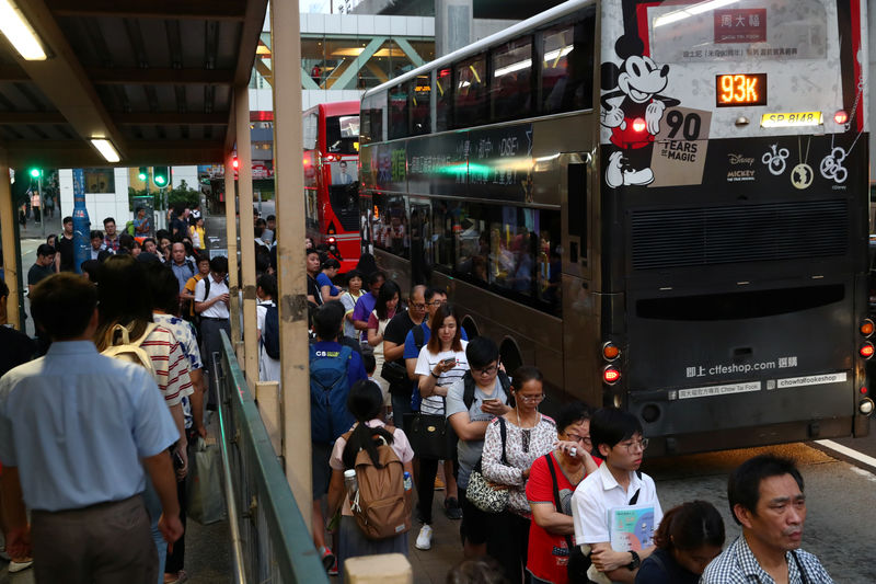 香港の小売店や地下鉄が終業時間繰り上げ、抗議活動を警戒