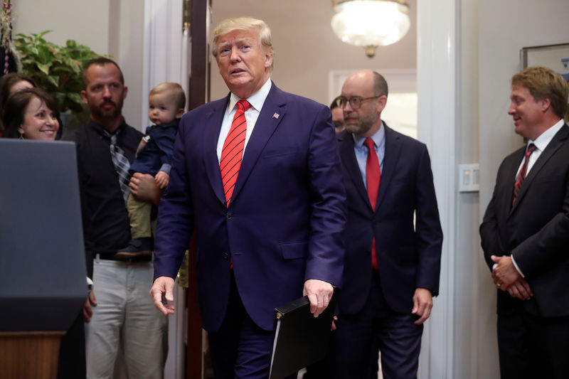 © Reuters. U.S. President Trump arrives to sign executive orders at the White House in Washington