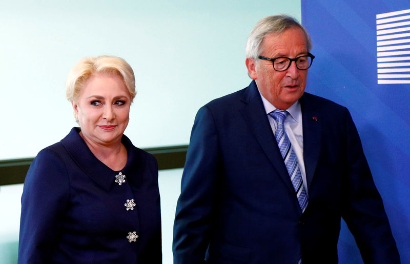 © Reuters. FILE PHOTO: EU Commission President Juncker poses with Romanian PM Dancila in Brussels