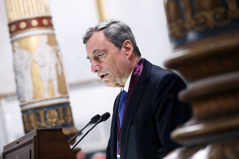 © Reuters. Imagen de archivo del presidente del Banco Central Europeo, Mario Draghi, durante un discurso en la Academia de Atenas, Grecia.