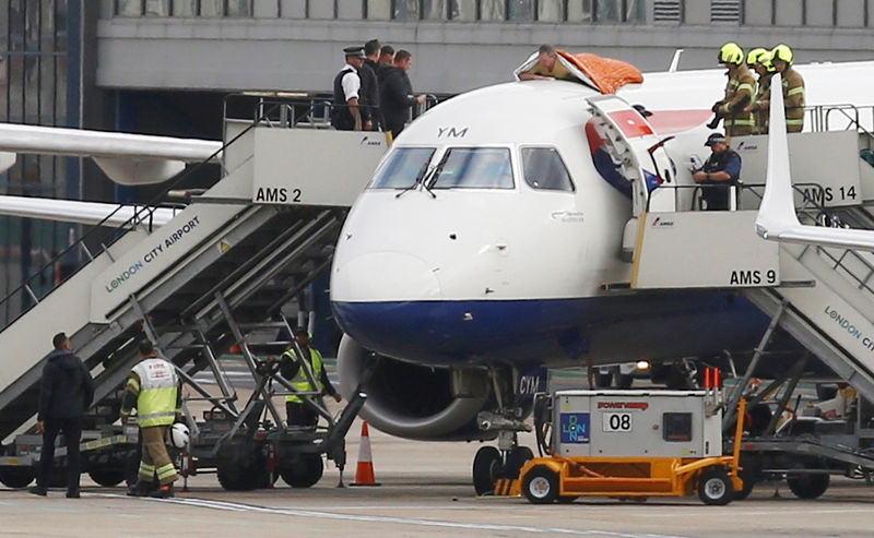 Ativistas contra mudança climática tentam ocupar aeroporto da Cidade de Londres