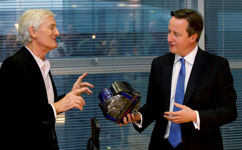 © Reuters. FILE PHOTO: Britain's Prime Minister Cameron views vacuum design products with Dyson at the Dyson headquarters in Malmesbury , south west England