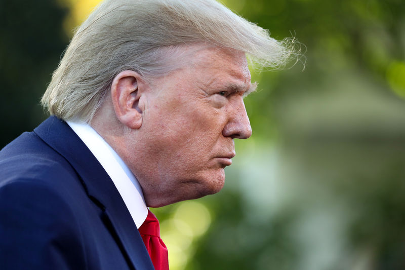 © Reuters. U.S. President Trump speaks to reporters as he departs the White House in Washington