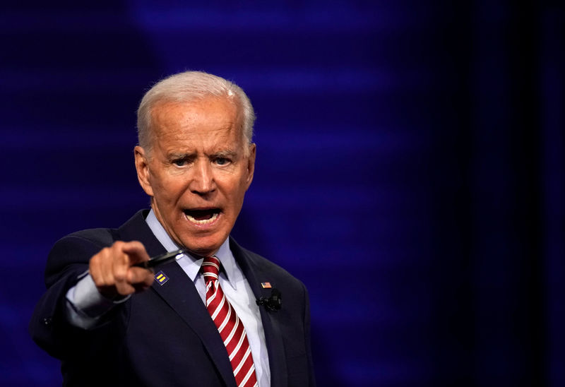 © Reuters. Democratic 2020 U.S. presidential candidate and former Vice President Joe Biden reacts during a televised townhall on CNN dedicated to LGBTQ issues in Los Angeles, California