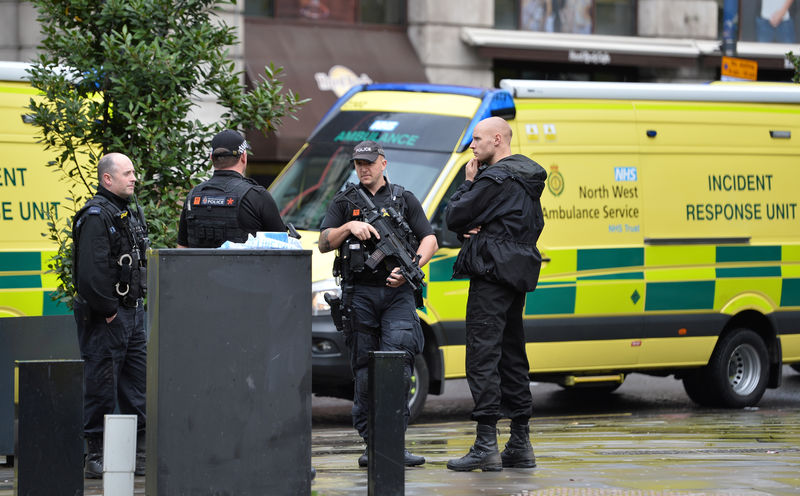 © Reuters. Policiais do lado de fora do shopping de Arndale, em Manchester