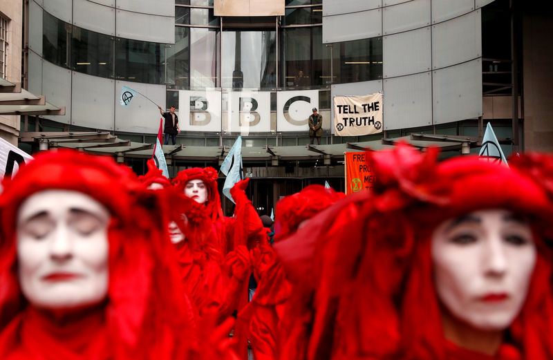 Ativistas contra a mudança climática interditam sede da BBC em Londres