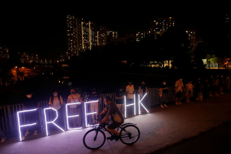 Centenas vão às ruas de Hong Kong antes de fim de semana de protestos