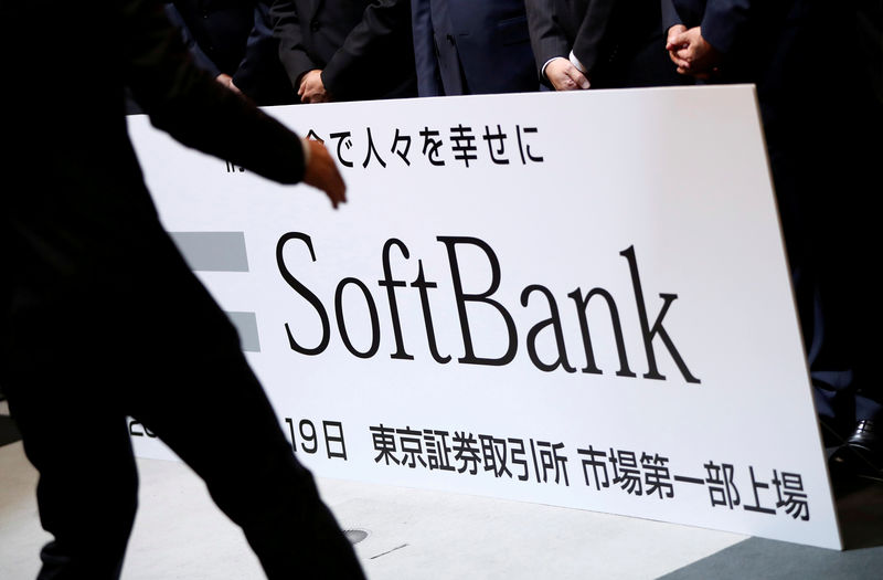 © Reuters. FILE PHOTO: SoftBank Corp. placard is prepared during a ceremony to mark the company's debut on the Tokyo Stock Exchange in Tokyo